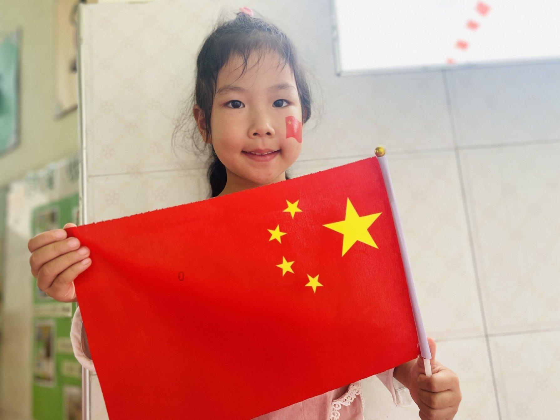 手指尖上有点点白斑 不治疗可以不？