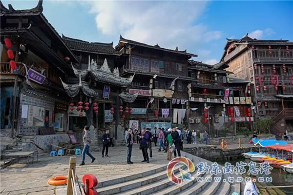 年轻时尚女郎，“草原绿”时尚裙太随性，凸显妙曼身姿，沁人心脾